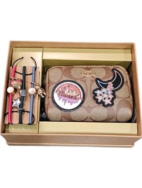 Coach Signature Zip Wallet Patch Detail + Hair Ties Gift Set